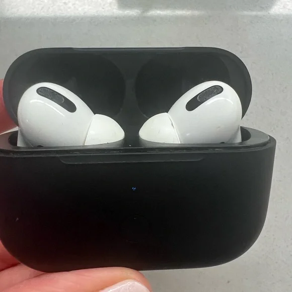 AirPods Pro 1st gen - Like NEW black case